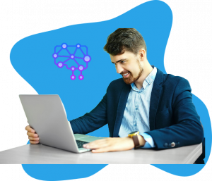 Hombre haciendo algo relacionado con IA en una laptop