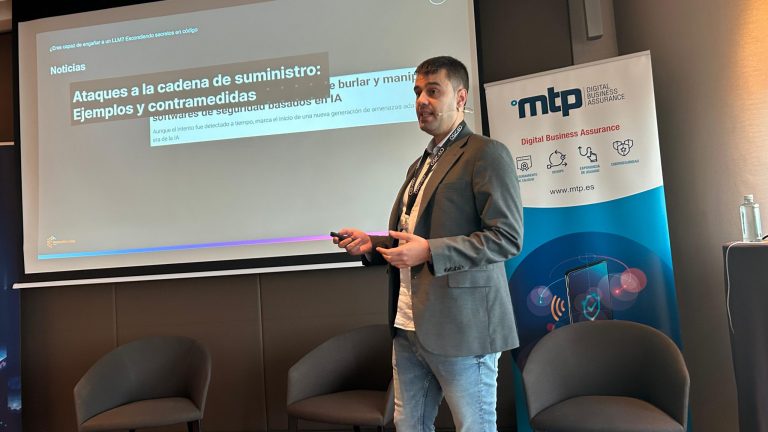 Jaime Morales dando una charla sobre "Ataques a la cadena de suministro" en Innovation Day 2025 III Edición Sevilla
